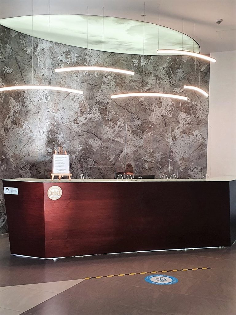 Biurowiec SkyRes front desk lobby